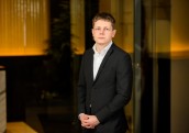 Aprīlis finanšu tirgos: akciju rallijs, MI realitātes pārbaude un Korejas tehnoloģiju izrāviens