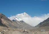 Rekordliels skaits alpīnistu uzkāpuši Everestā vienā dienā