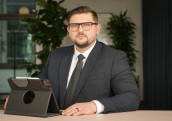 Latvijas mājsaimniecību uzkrājumi sasniedz 19 miljardus: kāpēc turīgāki kļūstam tikai uz papīra?