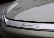 Eiropas un ASV elektroauto zīmoli zaudē pozīcijas, tirgu Latvijā virza Ķīnas ražotāji 