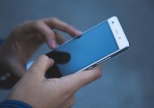 Polija plāno aizliegt mobilos tālruņus pamatskolās